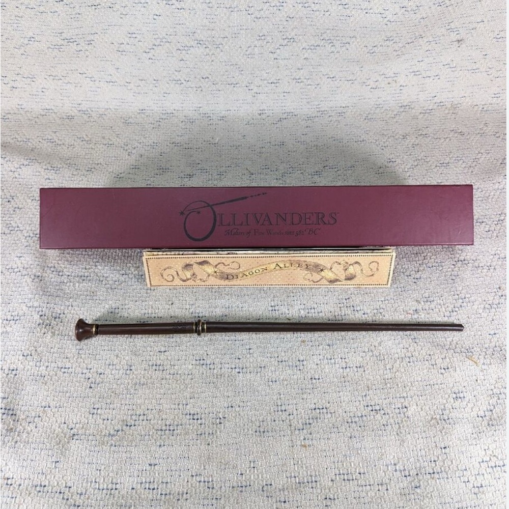 Universal Ollivanders Wand Set with Map